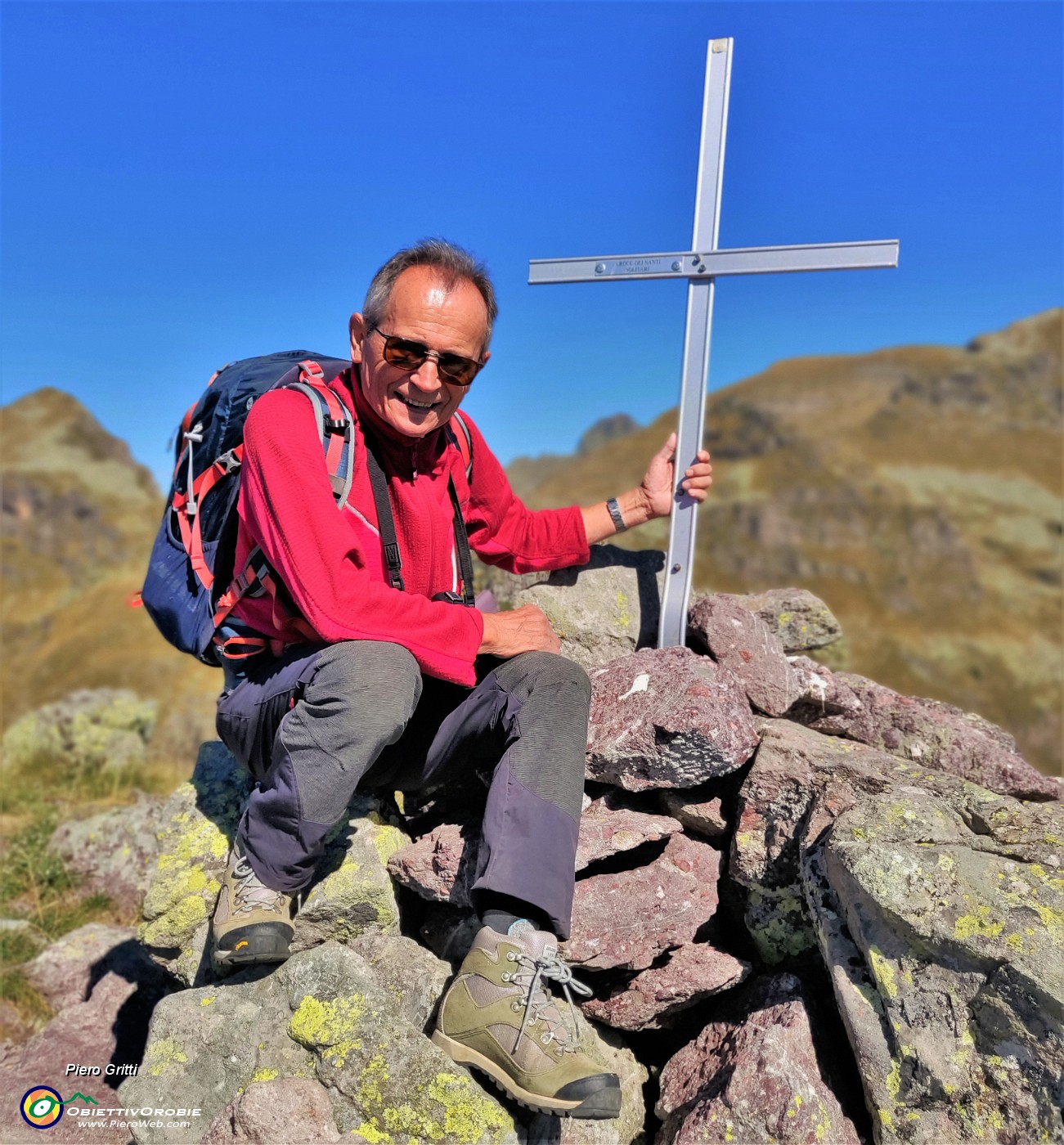 21 Piero alla croce di vetta del Monte delle galline (2131 m) con vista in Cima di Mezzeno a sx.jpg
